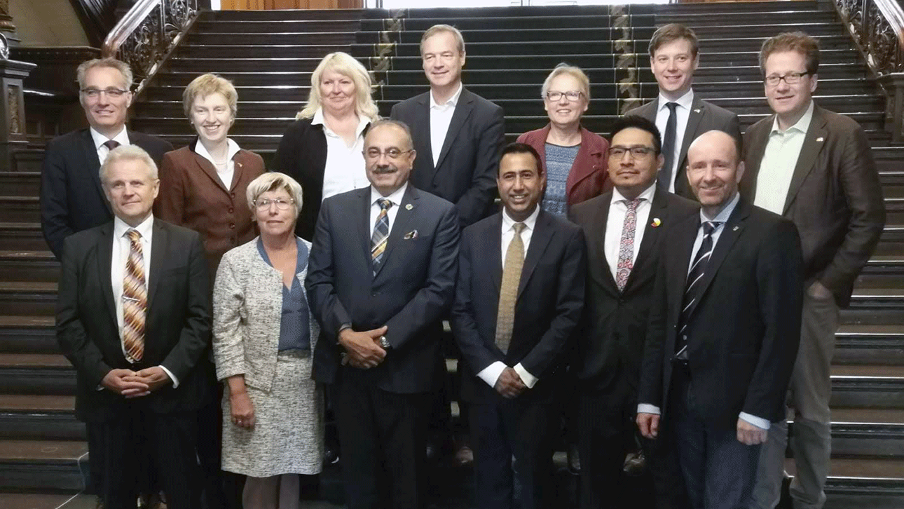 Mitglieder des Bildungsausschusses mit Abgeordneten aus dem Parlament der kanadischen Provinz Ontario.