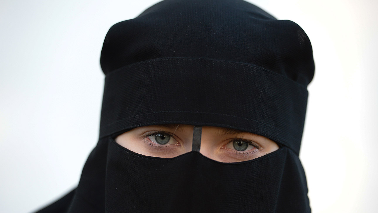 Eine Frau trägt einen Niqab. Der Niqab ist ein Gesichtsschleier, der von einigen muslimischen Frauen getragen wird.