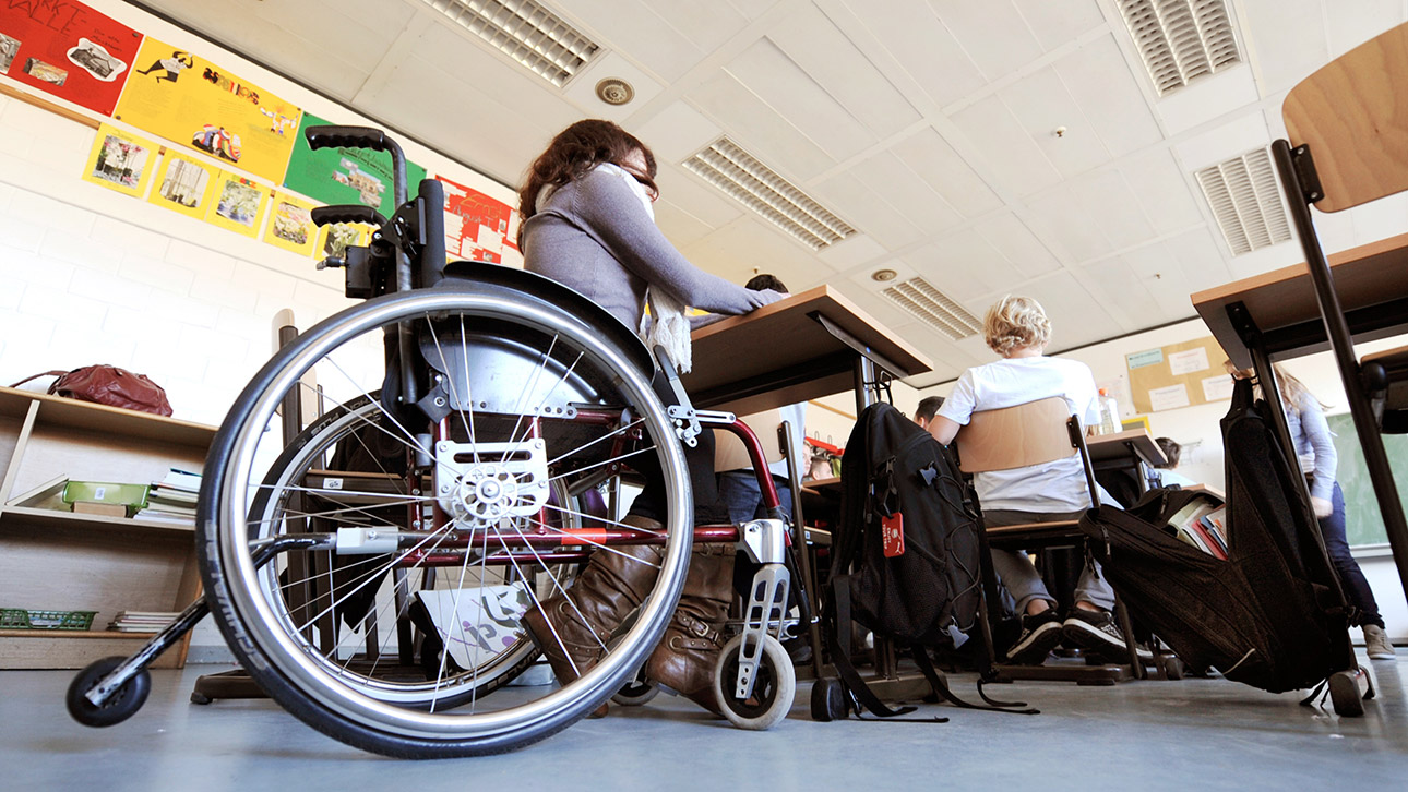 Eine Schülerin mit Behinderung sitzt in ihrem Rollstuhl im Klassenraum einer Integrierten Gesamtschule in Hannover.