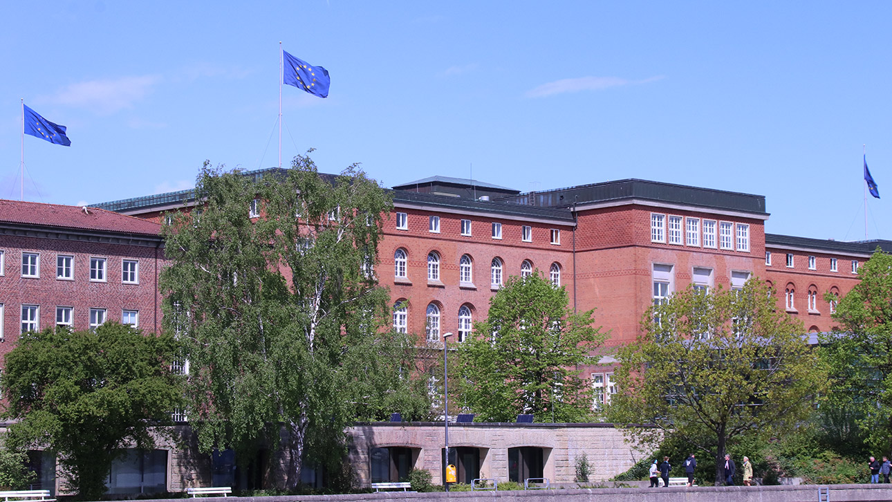 Auf dem Dach des Landtages wehen drei Europaflaggen.