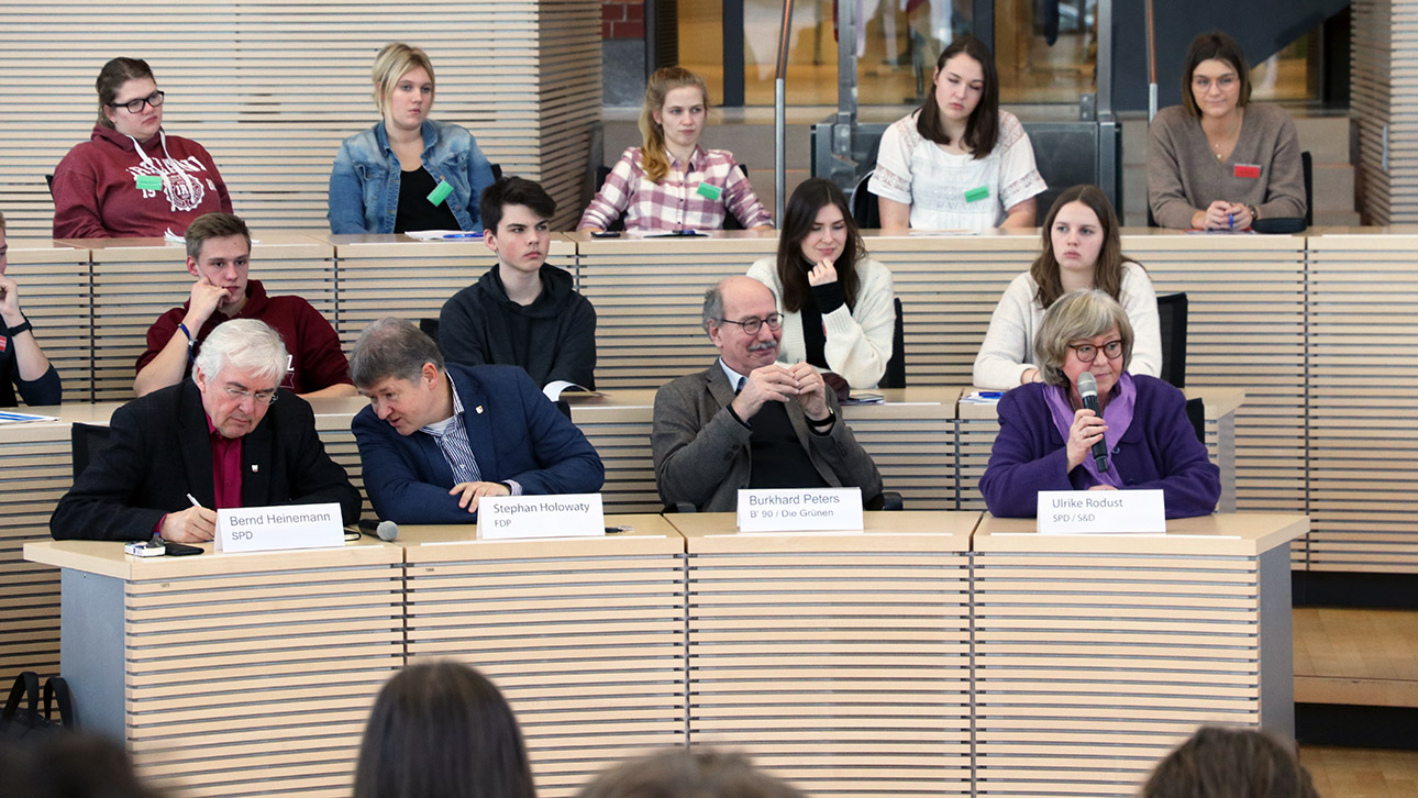 Jugendliche diskutieren mit Abgeordneten des Landtages und des EU-Parlaments.