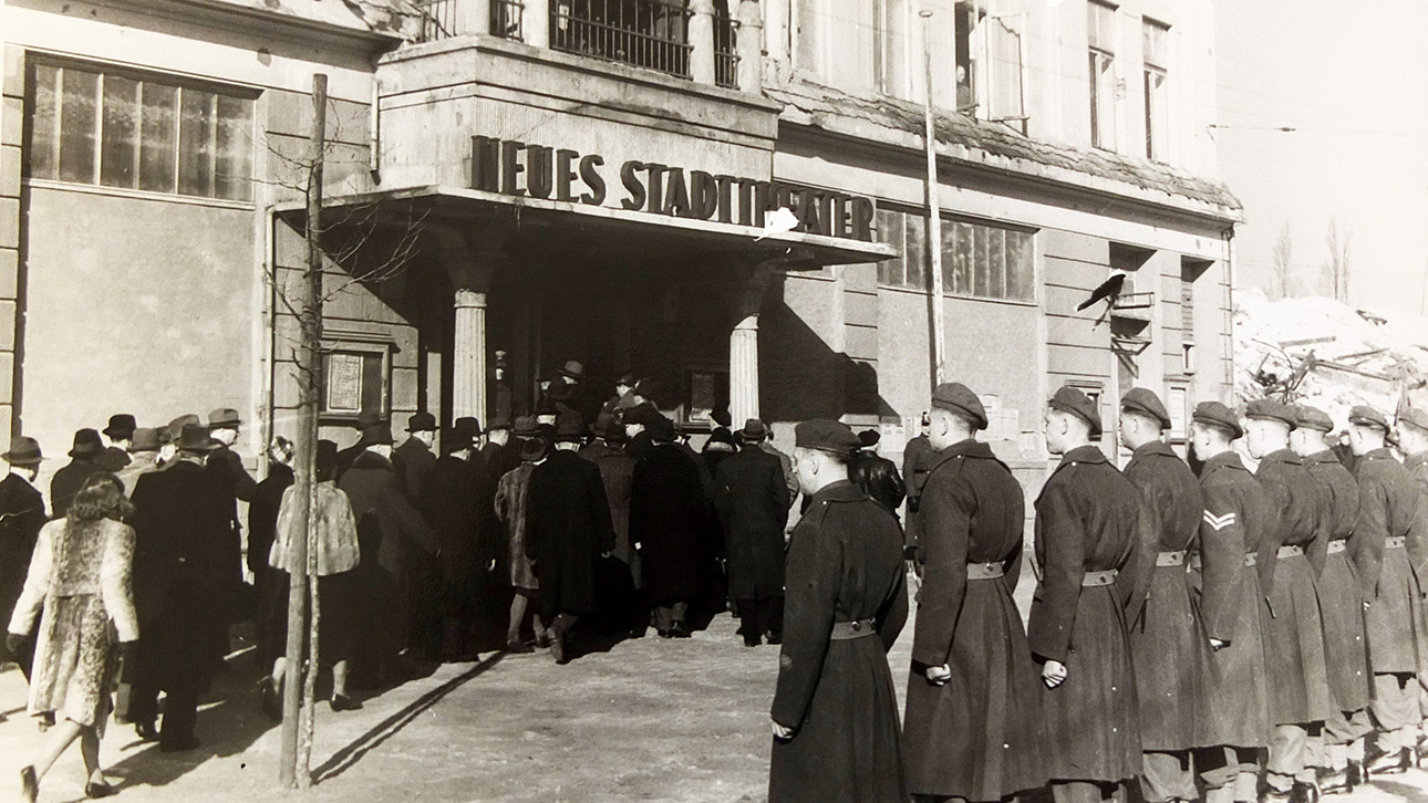 Mitglieder des ersten ernannten Landtages im Februar 1946 vor dem Schauspielhaus in Kiel