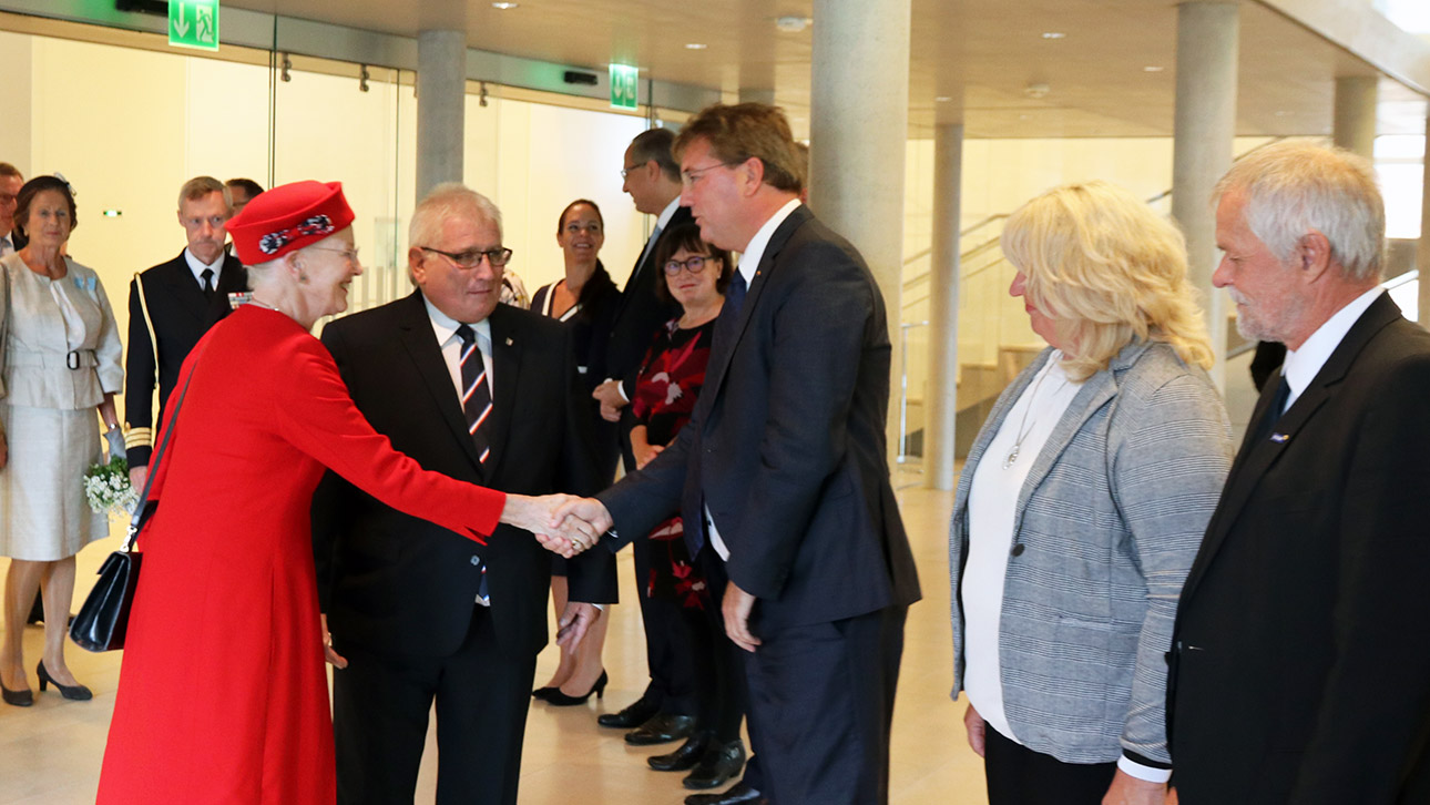 Königin Margrethe II. von Dänemark und der Vorsitzende des SSW im Landtag, Lars Harms
