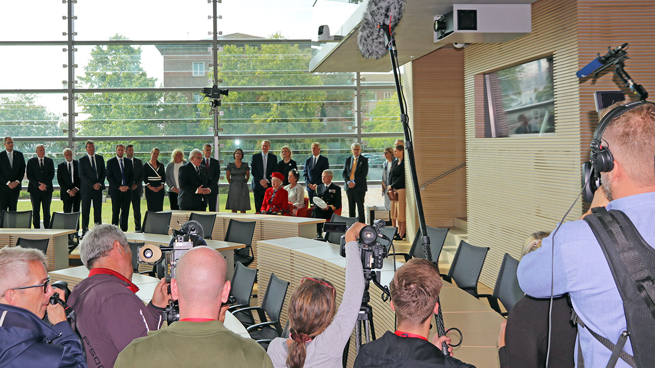 Großer Medienrummel begleitet die Königin auch im Landtag