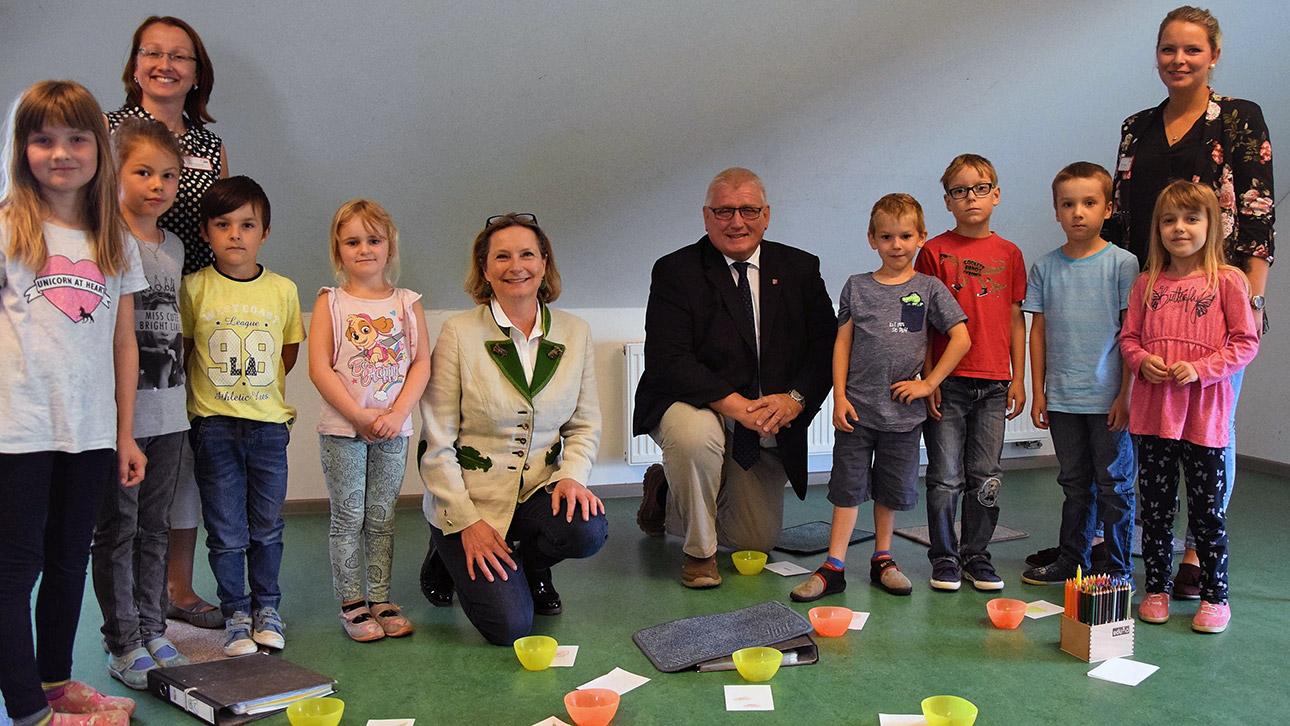 Kinder aus der Kita Drachennest in Lübeck posieren mit den Landtagspräsidenten Bettina Vollat und Klaus Schlie.