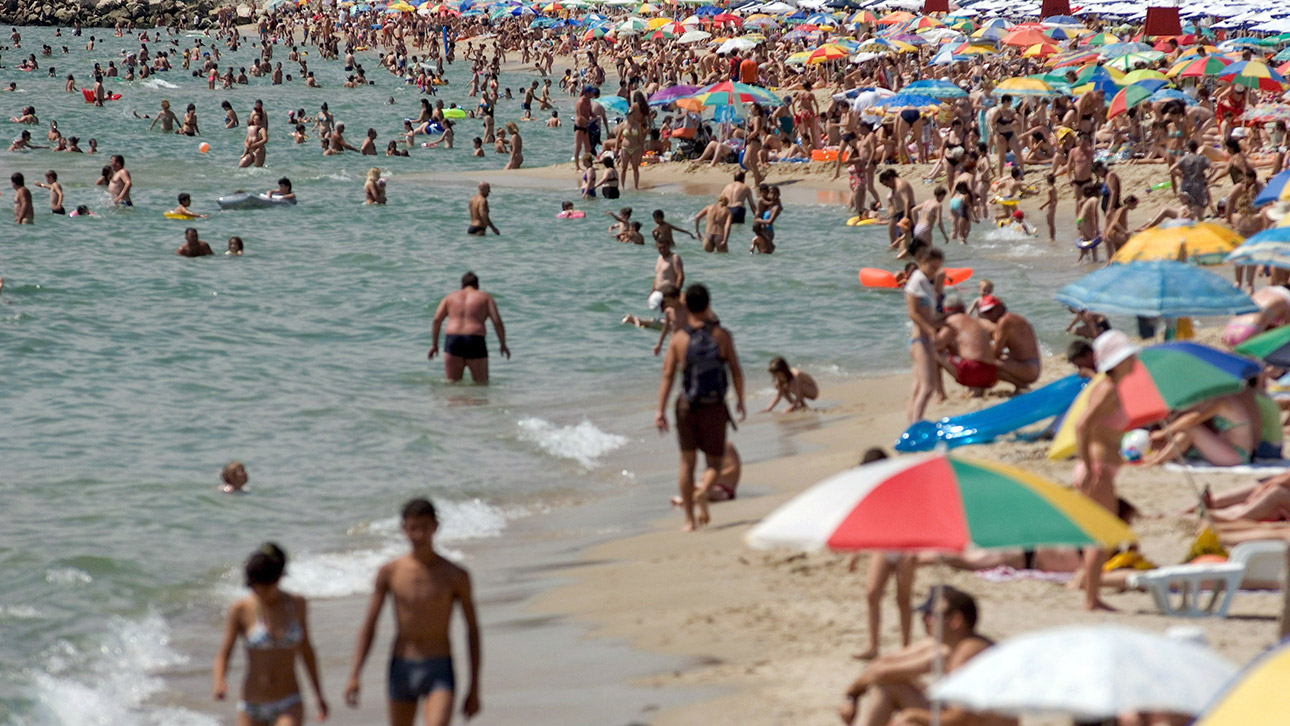 Viele Menschen tummeln sich am Strand von Varna an der Schwarzmeerküste von Bulgarien.