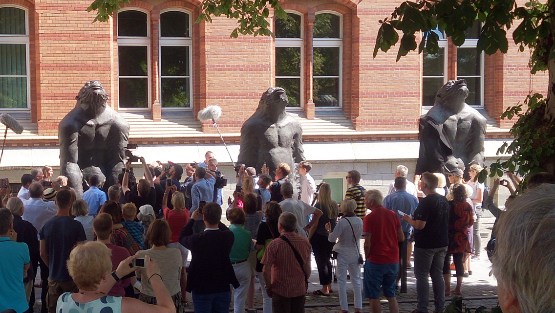 Die Gorilla-Skulpturen werden nach ihrer Enthüllung von Pressevertretern und Bürgern bewundert und fotografiert.