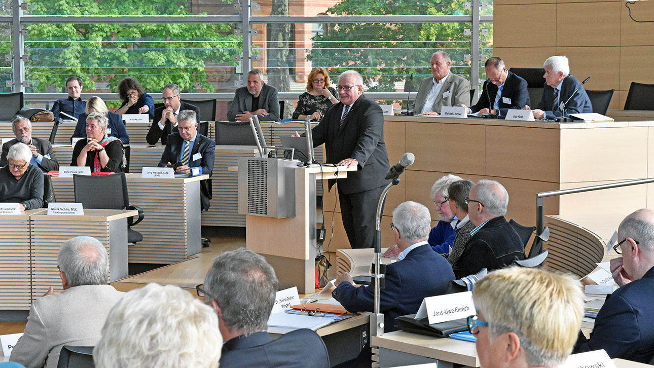 Landtagspräsident Klaus Schlie begrüßt am Redepult des Plenarsaals im Kieler Landtag die rund 80 Delegierten des 30. Altenparlaments