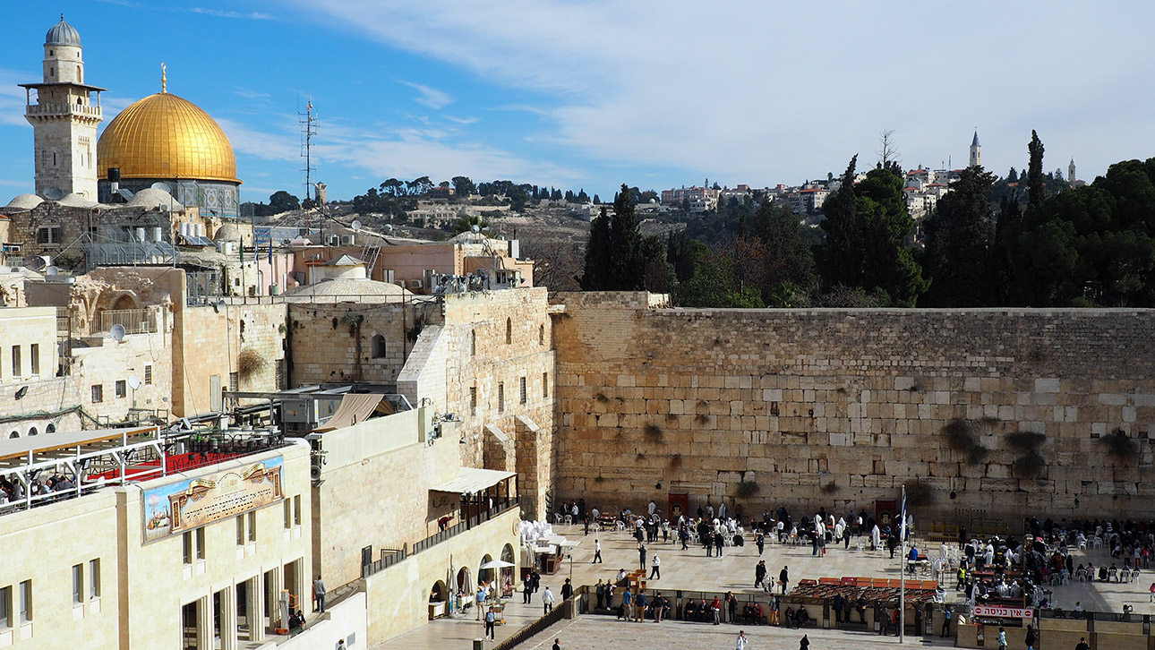 Blick auf die Klagemauer in Jerusalem. Männer und Frauen beten getrennt am größten Heiligtum für Juden weltweit. Oben ist die goldene Kuppel des Felsendoms auf dem Tempelberg zu sehen.