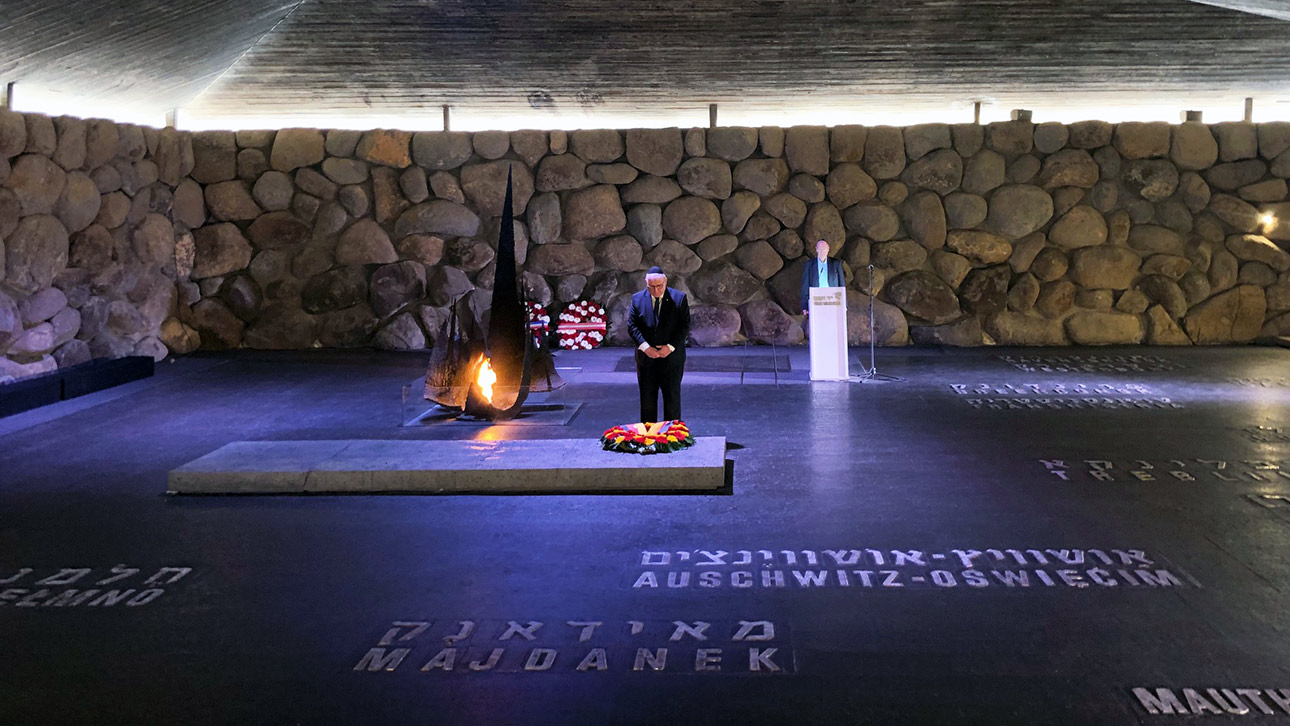 Landtagspräsident Klaus Schlie legt in der Gedenkhalle des Holocaust-Museums Yad Vashem einen Kranz nieder.