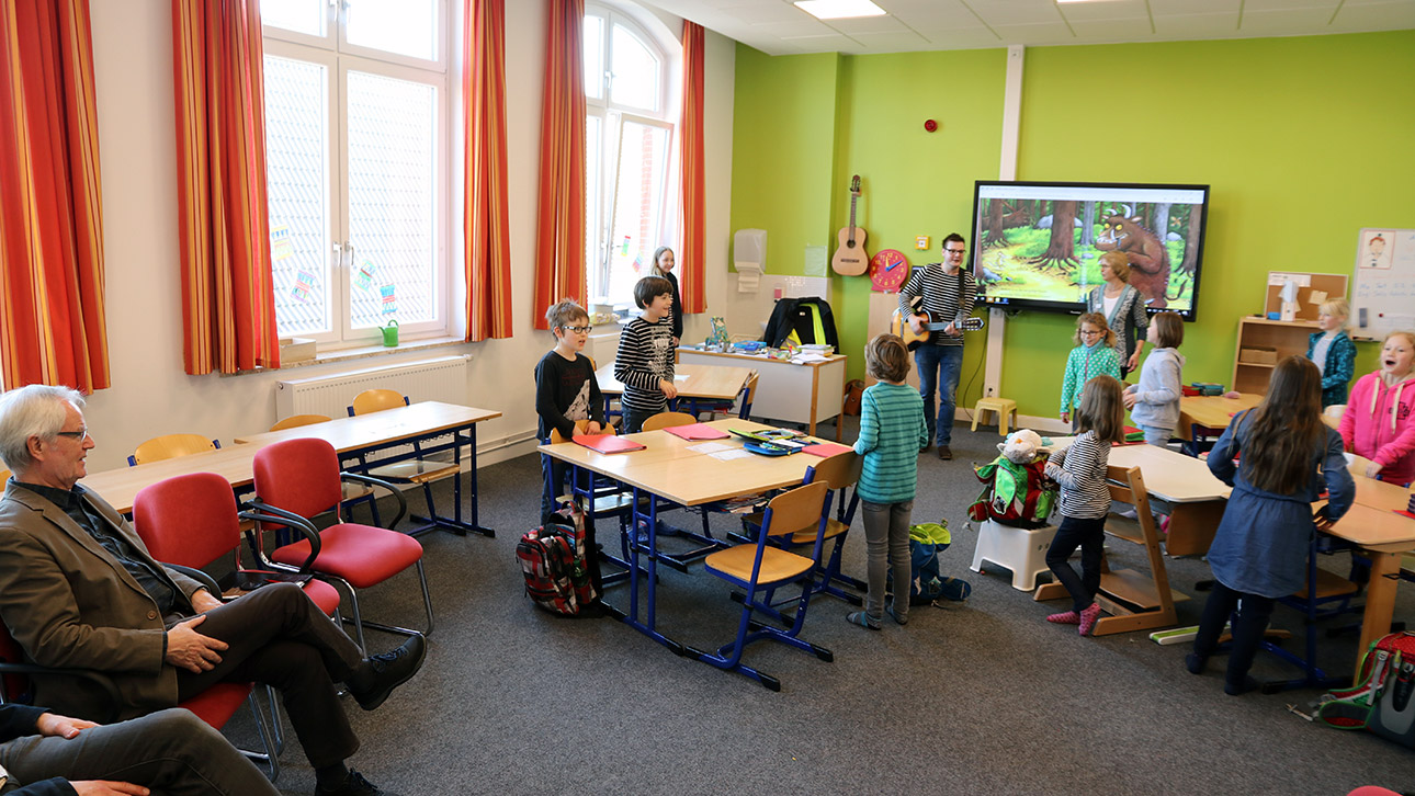Kinder lernen Plattdeutsch in der Grundschule in Meldorf.
