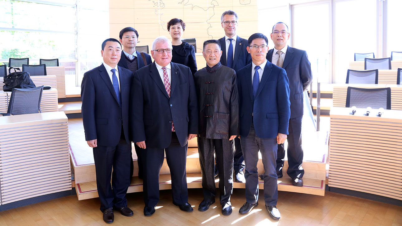 Die sechsköpfige Delegation aus Zhejiang mit Landtagspräsident Schlie im Plenarsaal
