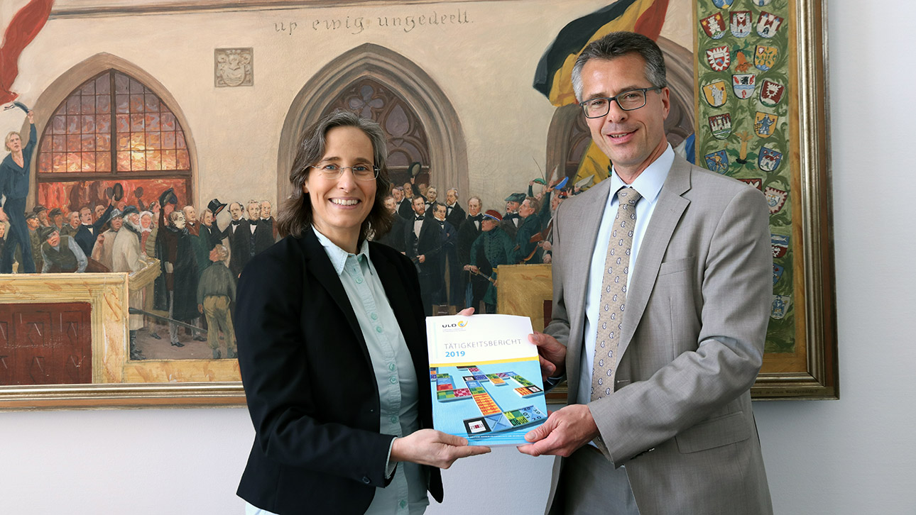 Die Datenschutzbeauftragte Marit Hansen übergibt ihren Tätigkeitsbericht an Landtagsditrektor Utz Schliesky.