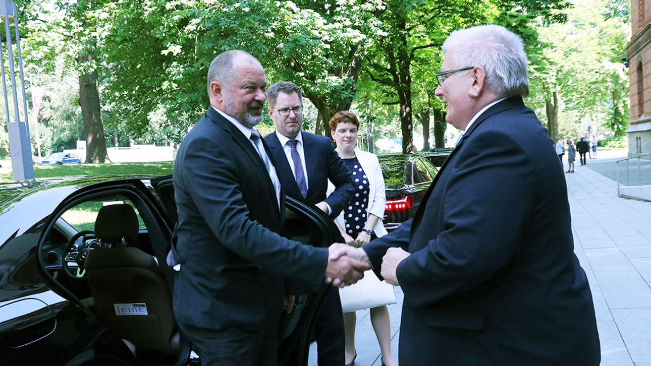 Landtagspräsident Klaus Schlie empfängt per Handschlag den slowenischen Staatsratspräsidenten Alojz Kovšca. 