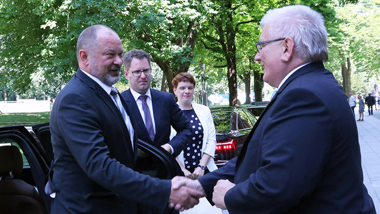 26. Juni: Alojz Kovšca, Staatsratspräsident von Slowenien, besucht mit einer Delegation das Landeshaus.