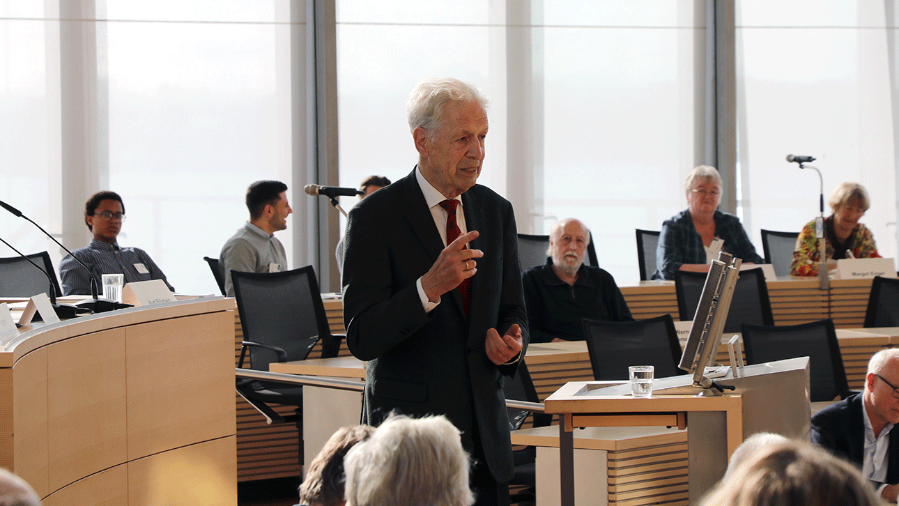 Henning Scherf, ehemaliger Bremer Bürgermeister, spricht im Plenarsaal beim Altenparlament.