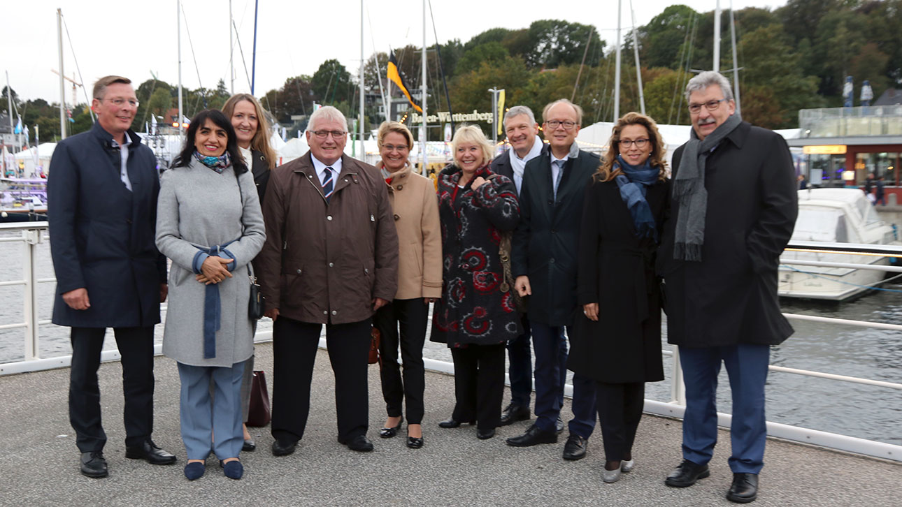 Zehn Landtagspräsidenten aus den Bundesländern auf dem Fähranleger Reventlou in Kiel