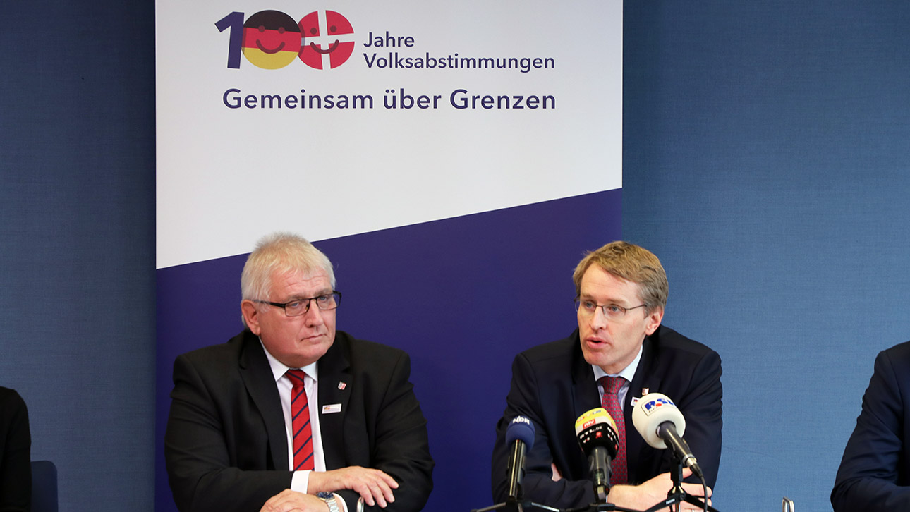 Landtagspräsident Schlie und Ministerpräsident Günther sitzen auf dem Podium und informieren die Presse.