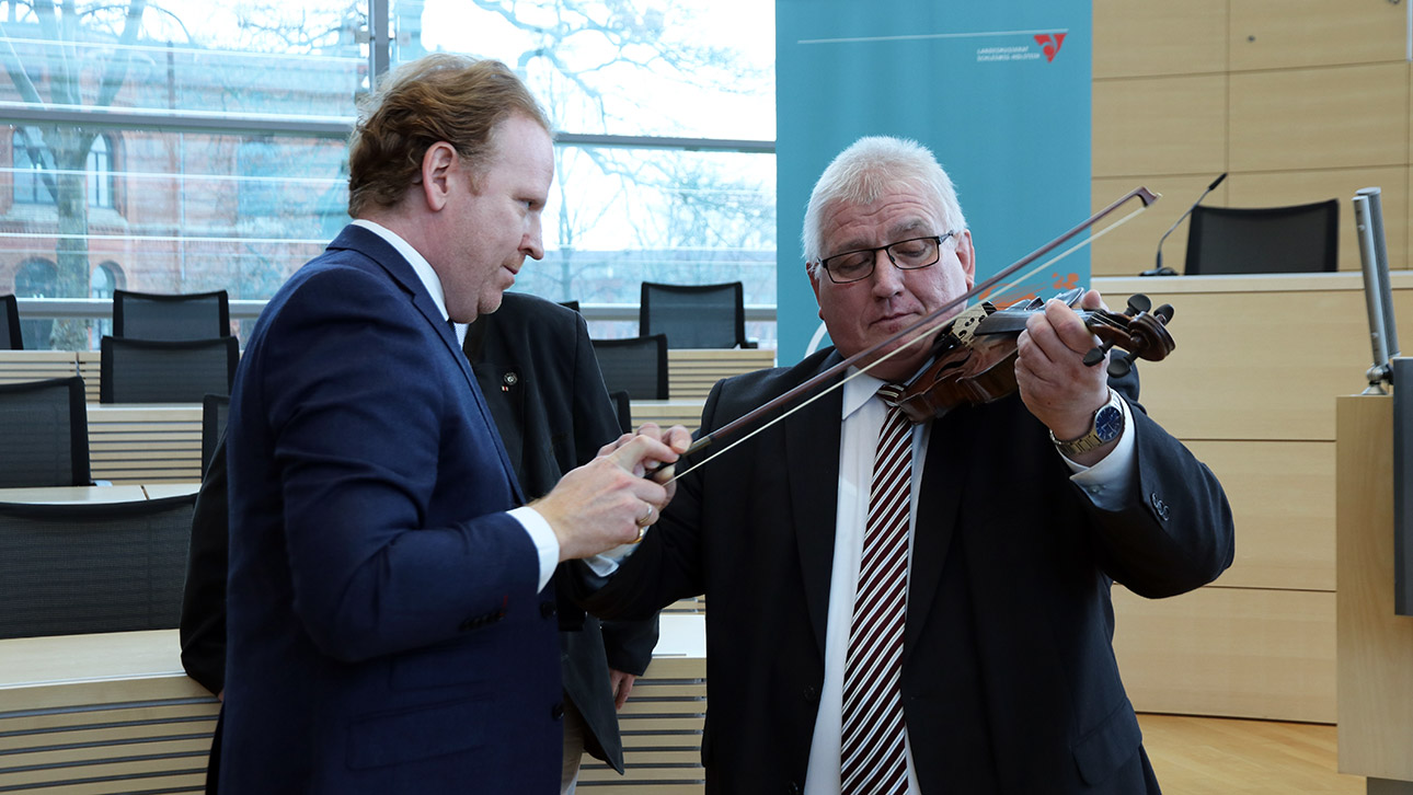 Angeleitet von dem Geigen-Virtuosen Daniel Hope (li.) schwingt Parlamentschef Klaus Schlie munter den Bogen im Plenarsaal.