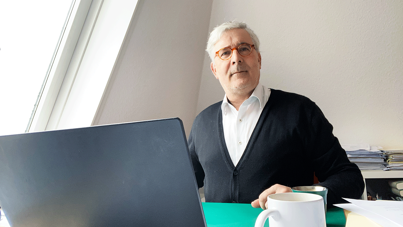 der FDP Abgeordnete Jan Marcus Rossa vor seinem Laptop zu Hause.