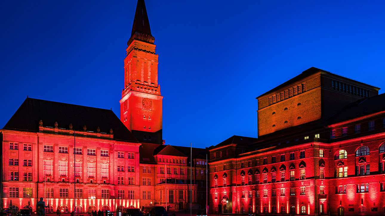 Das Kieler Rathaus (l) und das Opernhaus werden im Rahmen der Aktion der Veranstaltungsbranche 