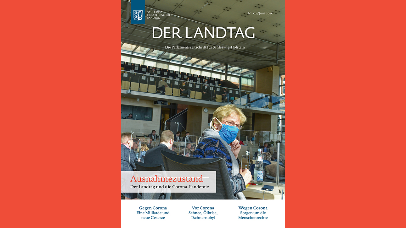 Titelbild der Landtagszeitschrift: Eine Abgeordnete mit Mundschutz sitzt im vollbesetzten Plenarsaal und dreht sich nach hinten zur Kamera.