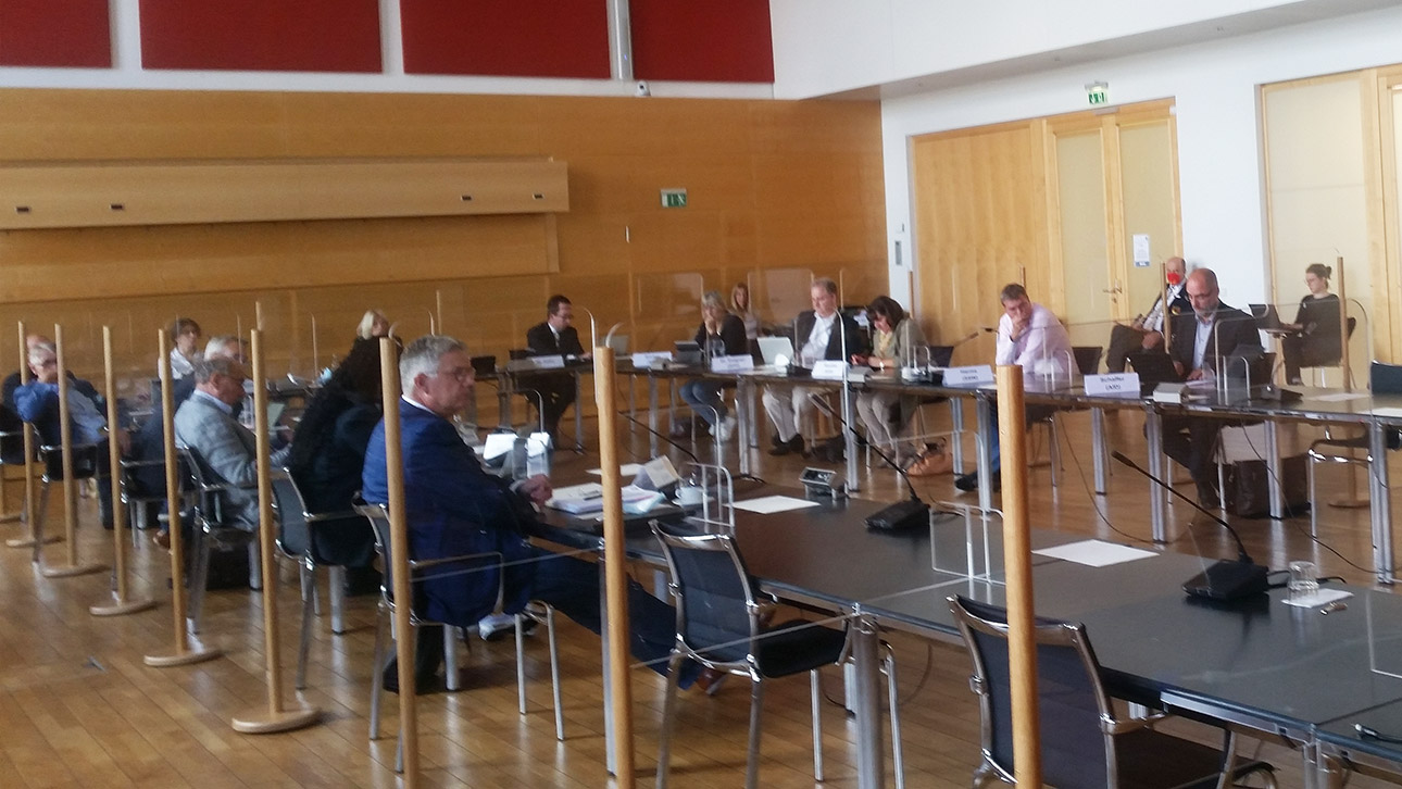 Die Abgeordneten des Innen- und Rechtsausschusses sitzen durch Trennscheiben getrennt im Schleswig-Holstein-Saal des Landtages zusammen.