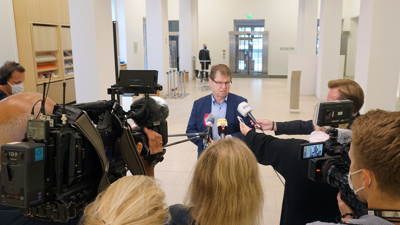 SPD-Fraktionschef Ralf Stegner gibt umringt von Journalisten mit Kameras und Mikrofonen ein Statement ab.