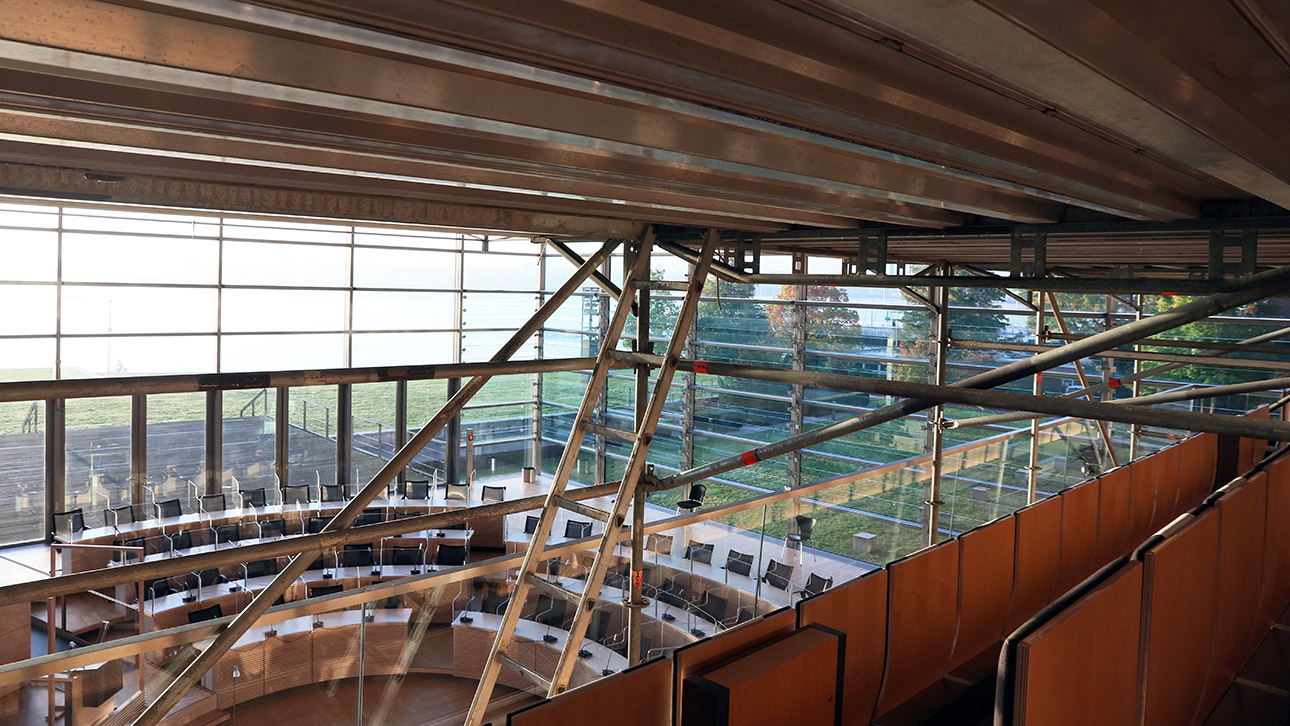 Im Plenarsaal des Landtages ist entlang der Besuchertribüne ein bis an die Decke reichendes Gerüst aufgebaut, auf dem ein Techniker arbeitet.