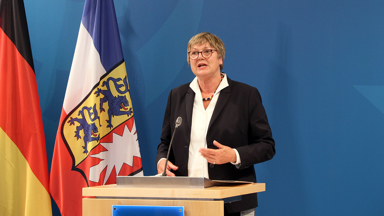 Landtagsvizepräsidentin Kirsten Eickhoff-Weber bei einer Pressekonferenz im Landeshaus
