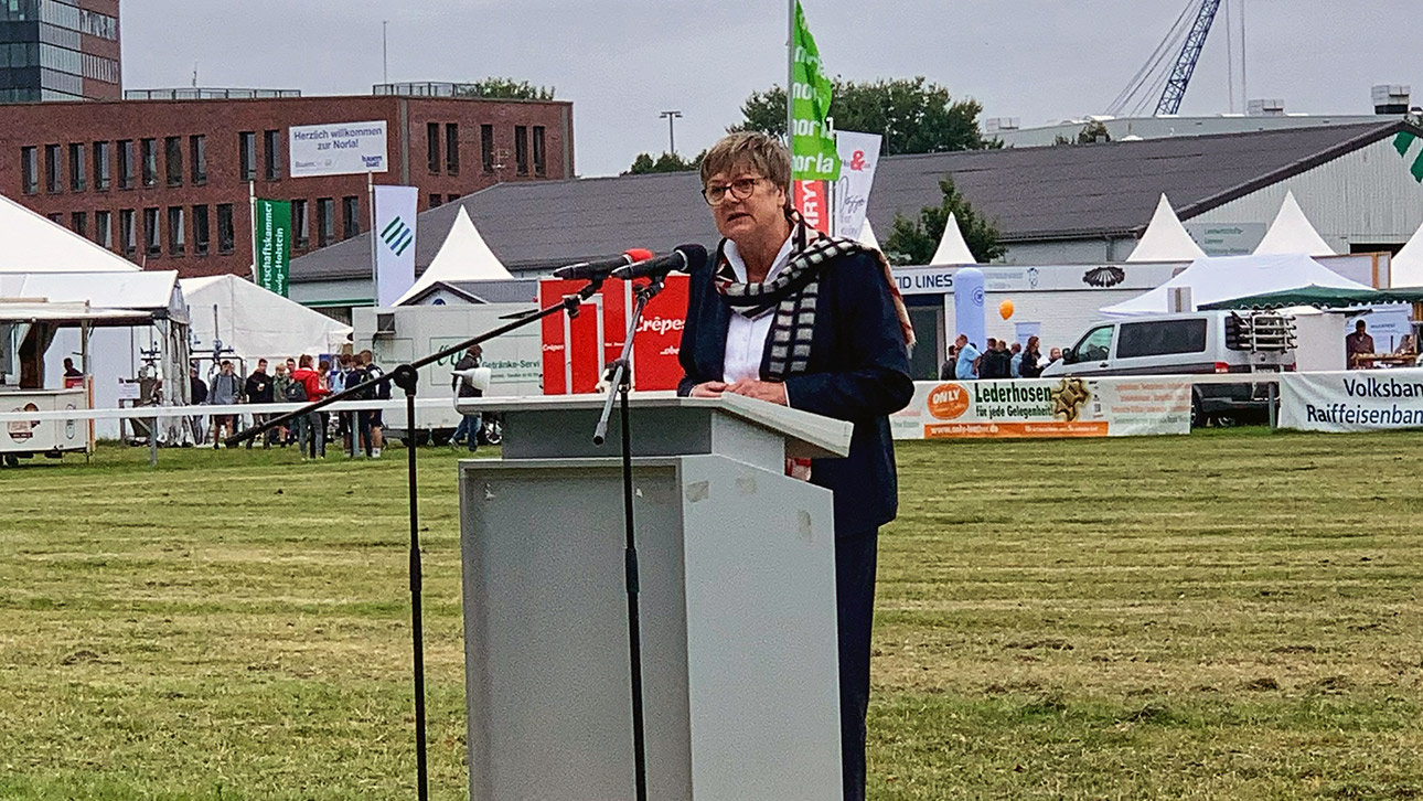 Landtagsvizepräsidentin Kirsten Eickhoff-Weber spricht bei der Eröffnung der Norla.