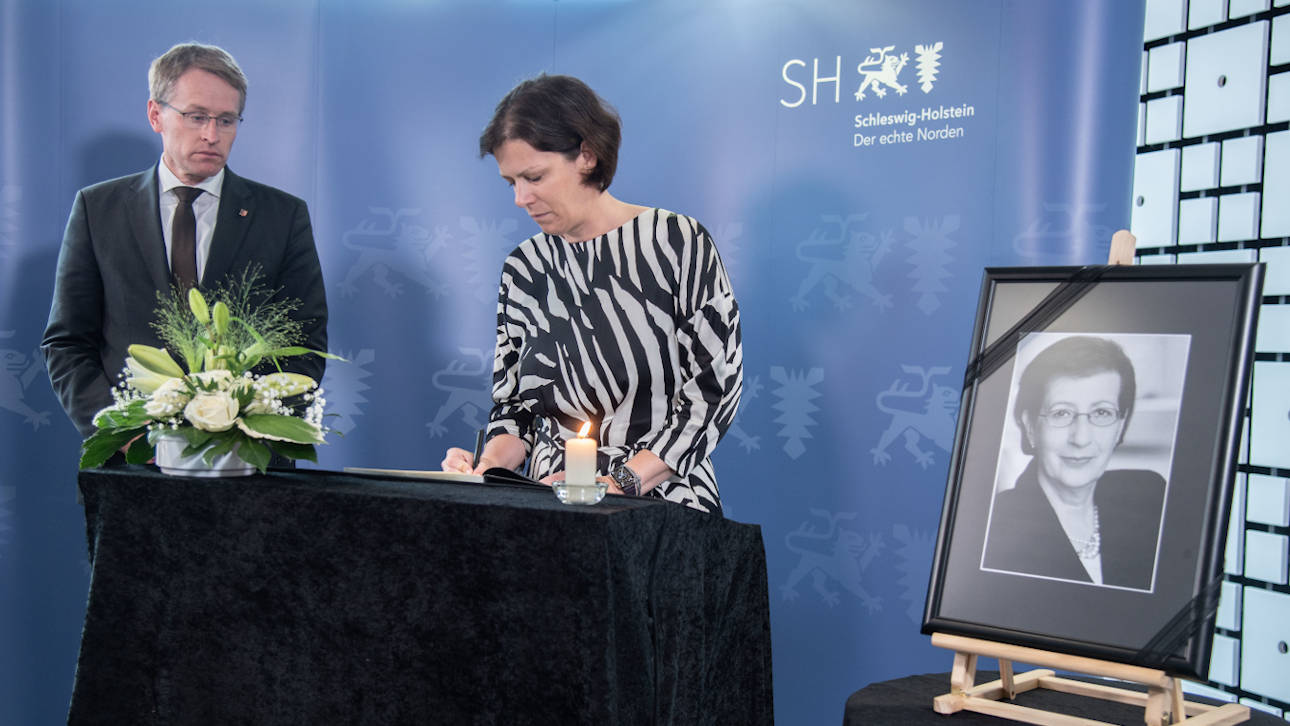 Landtagspräsidentin Kristian Herbst trägt sich gemeinsam mit Ministerpräsident Daniel Günther in das Kondolenzbuch zum Gedenken an die verstorbene ehemalige Ministerpräsidentin Heide Simonis ein. 