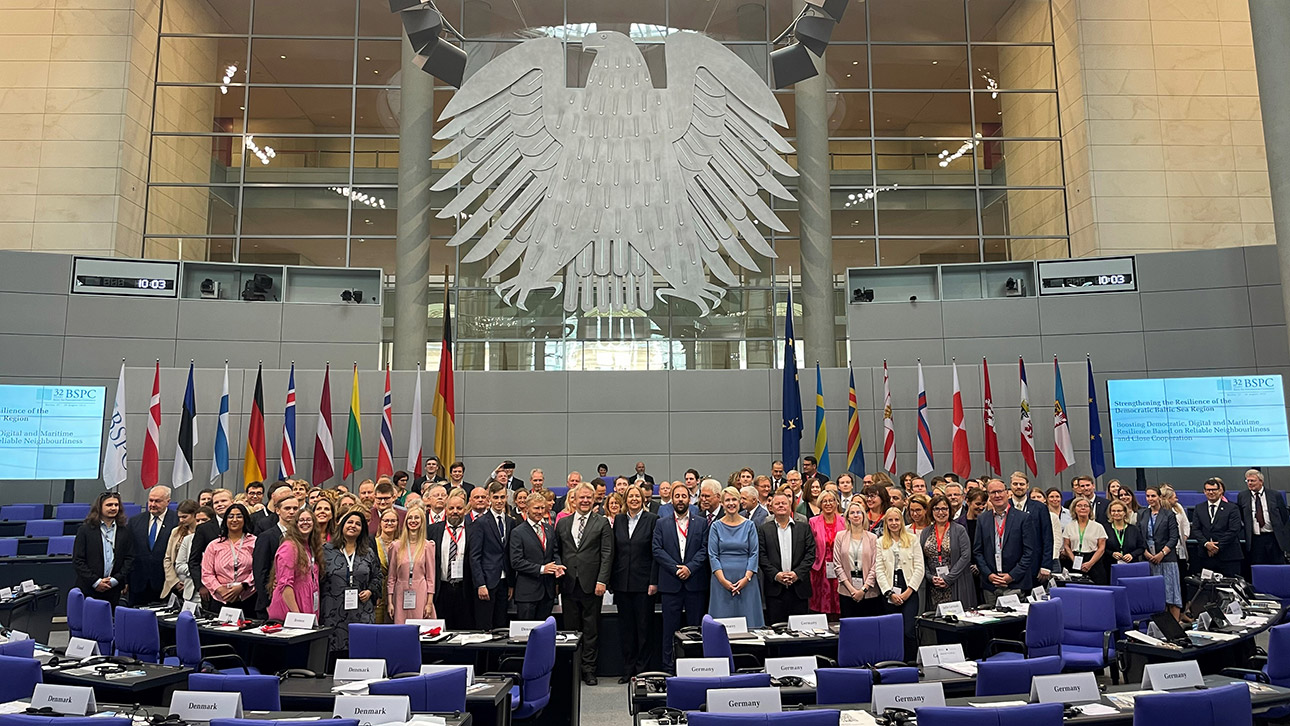 Gruppenfoto der 32. Ostseeparlamentarierkonferenz im Deutschen Bundestag mit allen Delegierten.