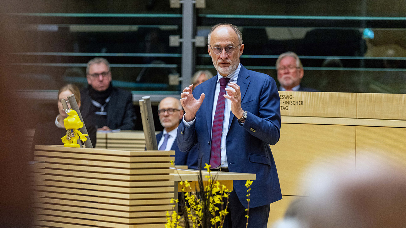 Der belgische Botschafter Geert Muylle stellt auf dem Länderabend Belgien im Plenarsaal des Schleswig-Holsteinischen Landtages die Ziele und Vorhaben der belgischen EU-Ratspräsidentschaft vor.