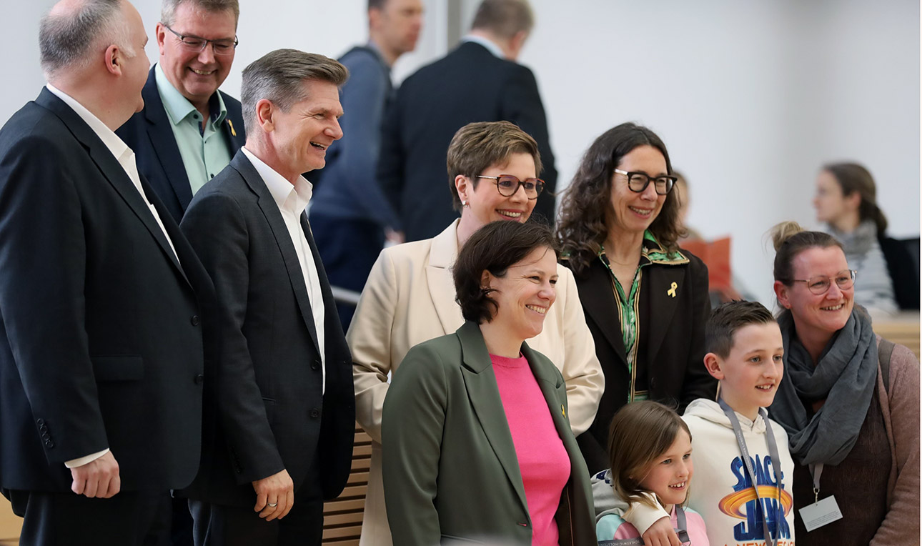 Landtagspräsidentin Kristina Herbst empfängt mit den Abgeordneten Hauke Hansen (CDU), Lars Harms (SSW), Heiner Garg  (FDP), Petra Tschacher (CDU) und Uta Röpcke (SPD) rund 90 Gäste, hier eine Frau mit zwei Kindern.