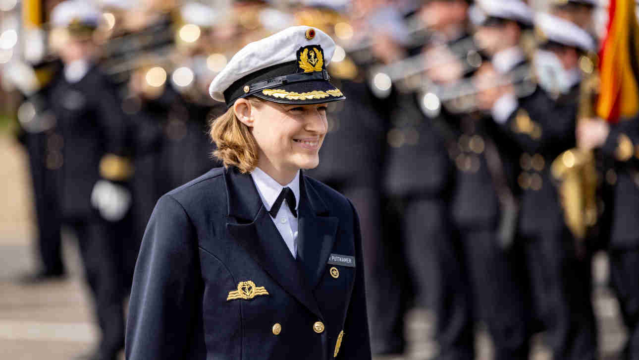 Fregattenkapitän Inka von Puttkamer steht bei der Übergabe des Kommandos über das 3. Minensuchgeschwaders im Marinehafen Kiel. Von Puttkamer übernimmt als erste Frau einen Kampfverband der Deutschen Marine.
