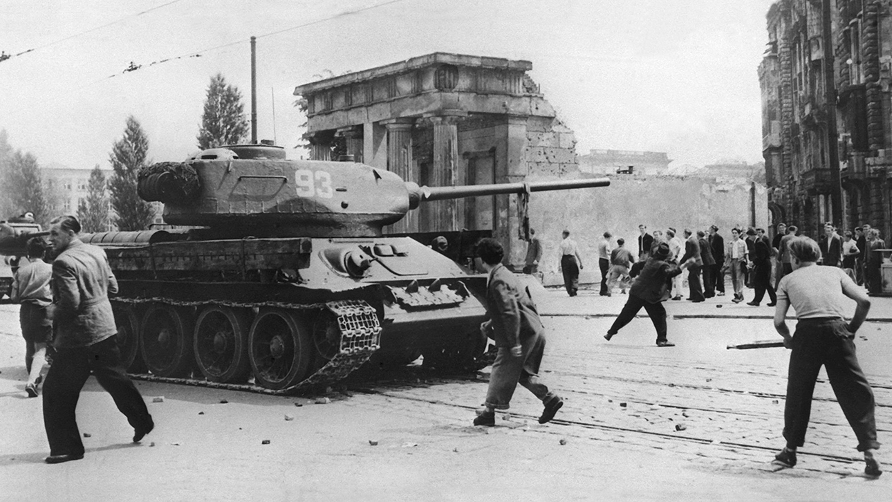 Panzer der Sowjetarmee bedrohen Demonstranten 1953