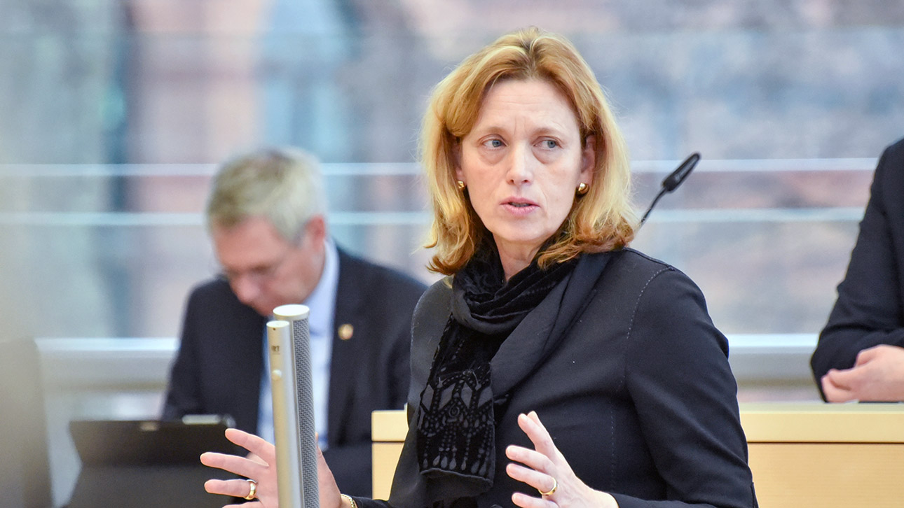 CDU-Bildungsministerin Karin Prien hält eine Rede im Plenarsaal des Landtages.