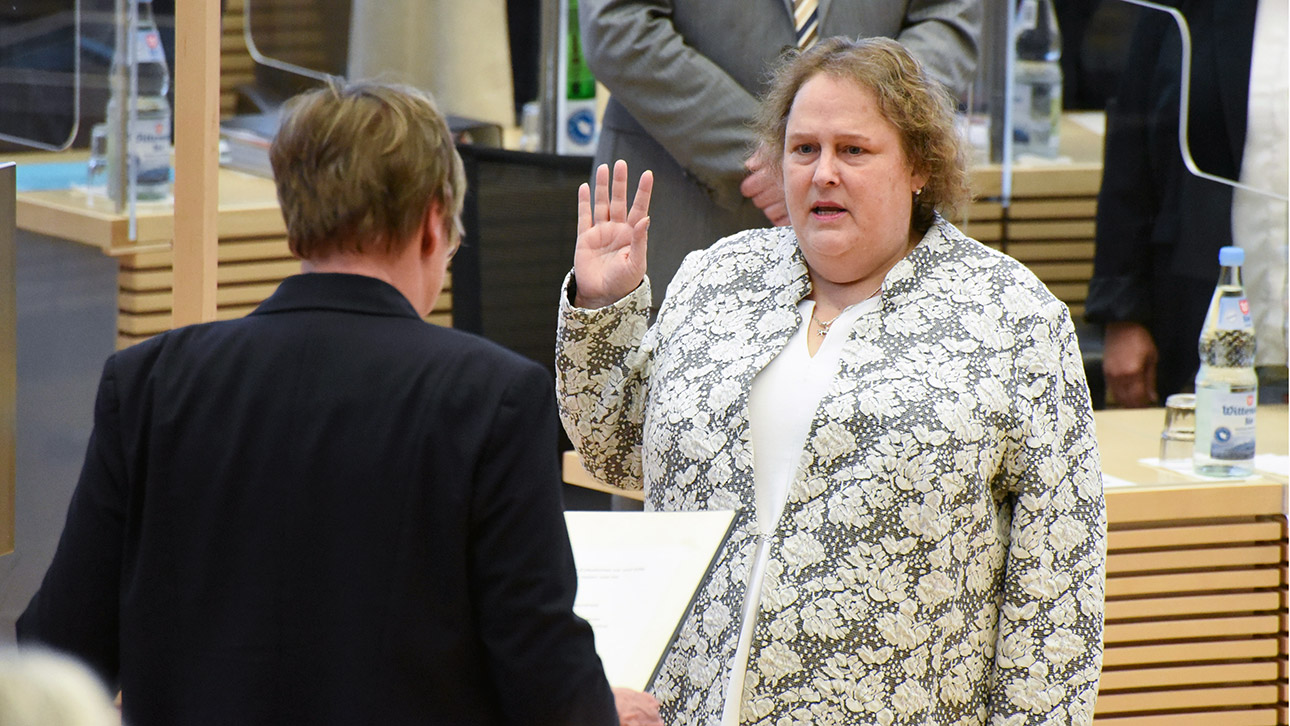 Die SPD-Politikerin Katrin Fedrowitz wird im Plenarsaal des Landtages von Vizepräsidentin Kerstin Eickhoff-Weber als neue Abgordnete verpflichtet.