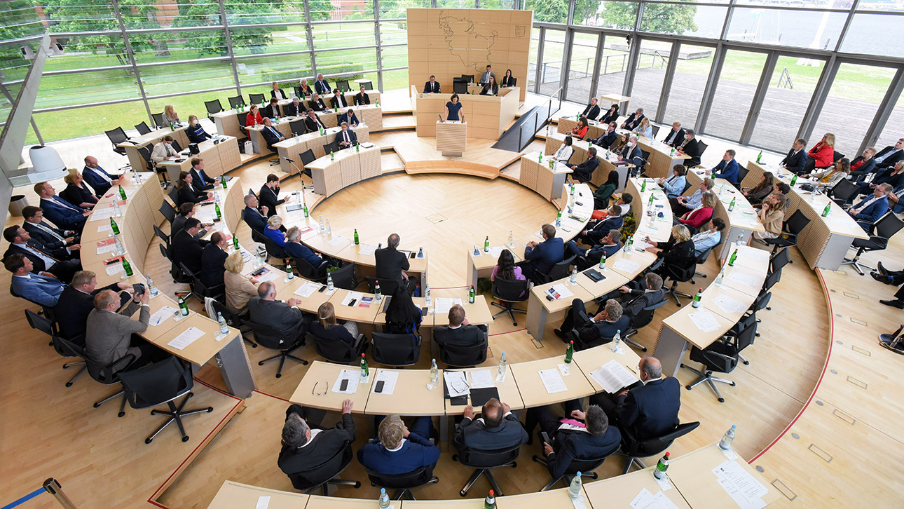 Der schleswig-holsteinische Landtag tagt bei seiner konstituierenden Sitzung.