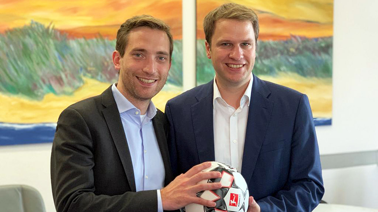 Der FDP-Fraktionsvorsitzende Oliver Vogt und der CDU-Abgeordnete Lukas Kilian halten gemeinsam einen Fußball.