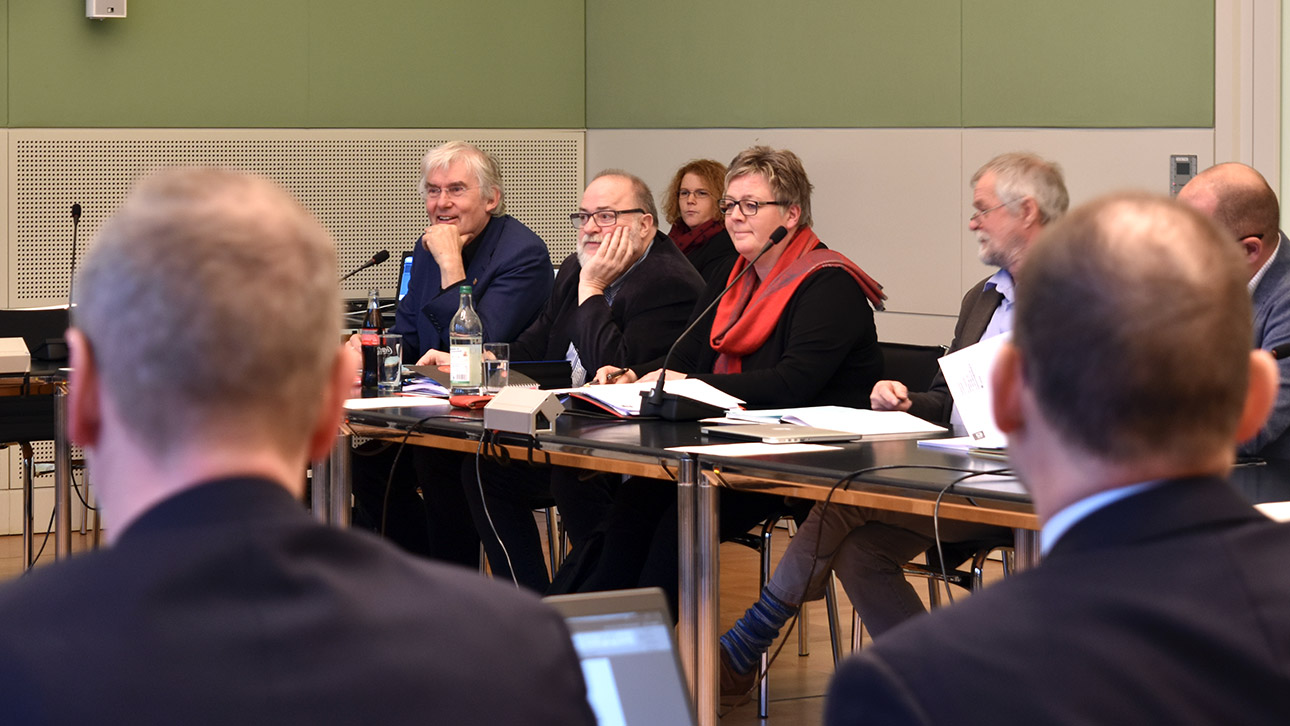 Die Abgeordneten der SPD, Bernd Heinemann (hinten l.), Wolfgang Baasch und Birte Pauls im Sozialausschuss.