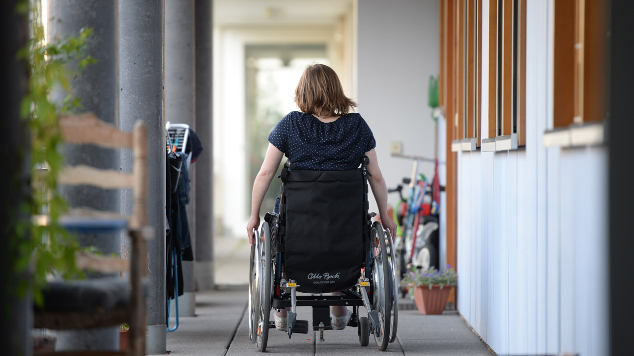 Rollstuhlfahrerin Behinderte Menschen Teilhabe