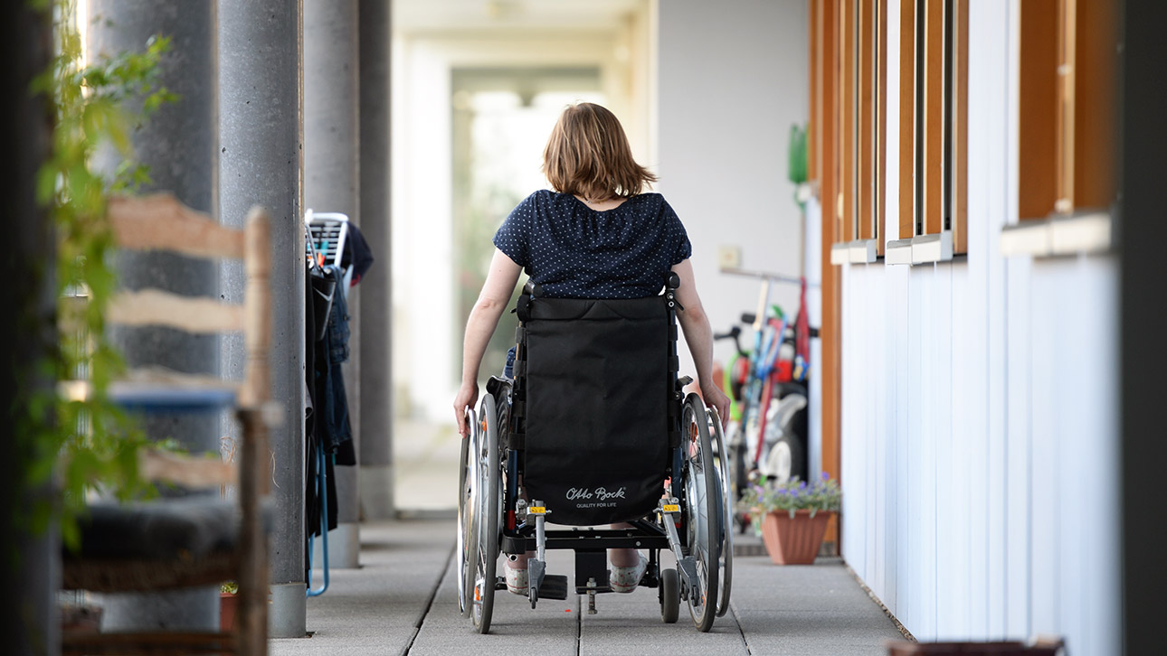 Rollstuhlfahrer Behinderte Wohnanlage Illustration