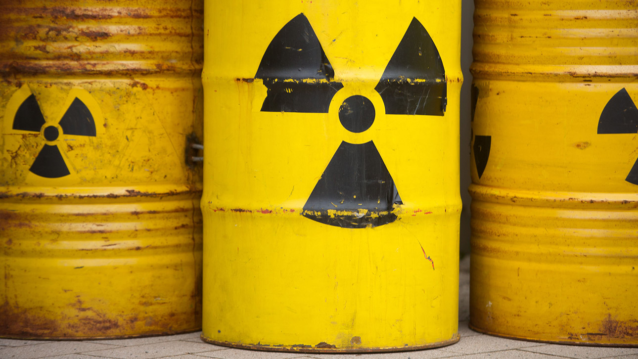 Das Bild zeigt drei gelben Tonnen mit dem Radioaktiv-Zeichen. Die Fässer hatte Greenpeace gestaltet aus Protest gegen ein Atommüllendlager in Gorleben.  