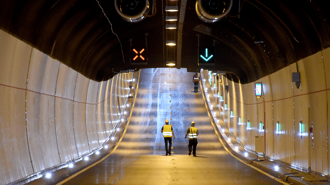 Zwei Bauarbeiter laufen durch den gesperrten Kanaltunnel in Rendsburg.
