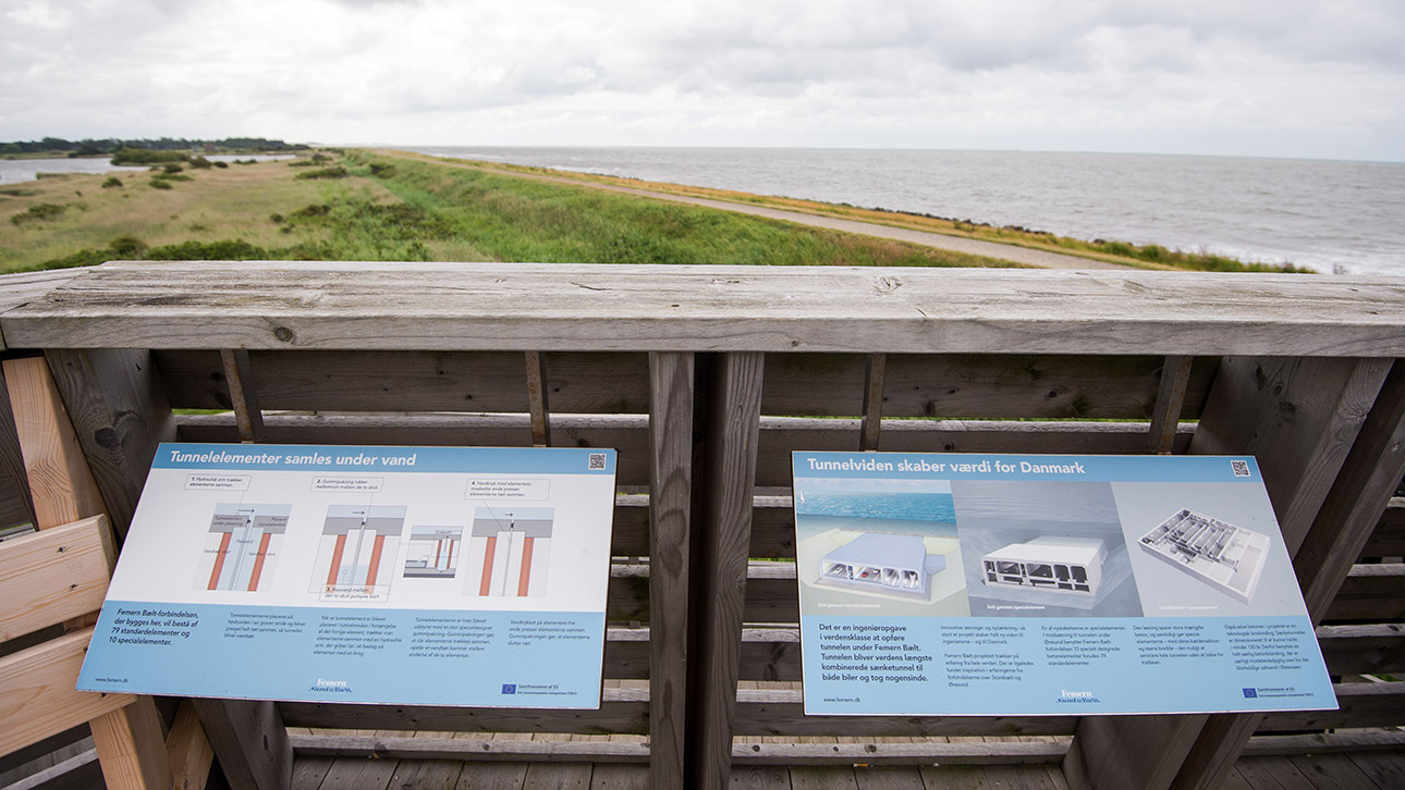 Infotafeln hängen in Rødby (Rödby, Dänemark) an einem Aussichtsturm an der Fläche an der Ostsee, auf der die Einfahrt zum künftigen Fehmarnbelt-Tunnel entstehen soll.