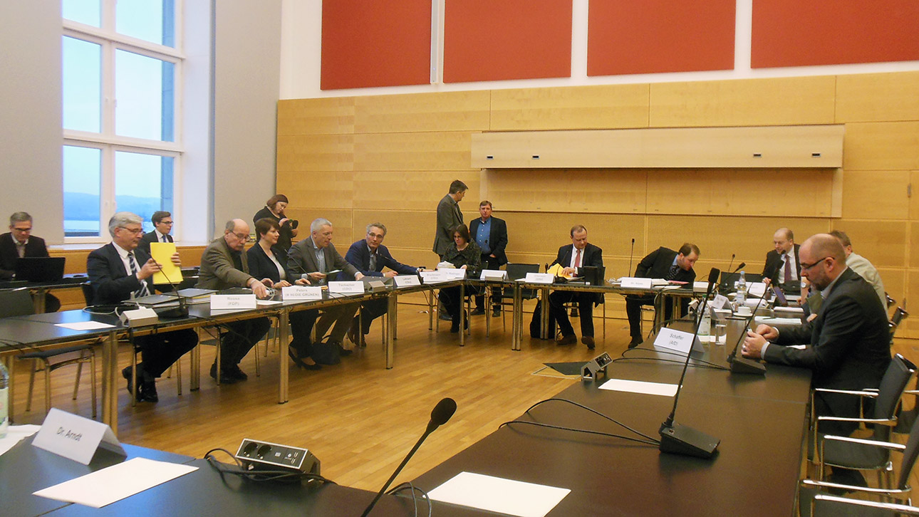 Vor der ersten öffentlichen Zeugenvernehmung nehmen die Mitglieder des Untersuchungsausschusses im Schleswig-Holstein-Saal an den U-förmig aufgestellten Tischen Platz.