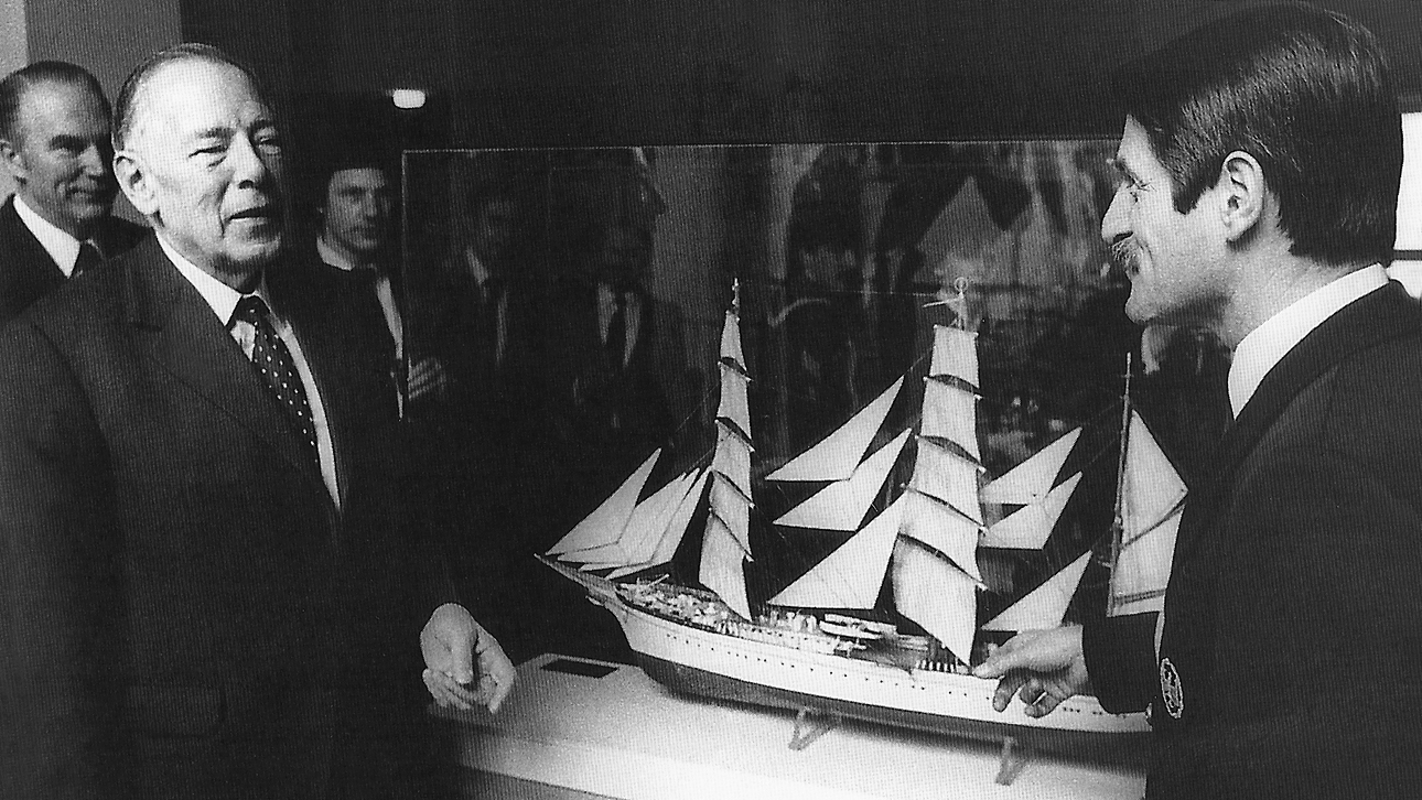  Das von Hauptbootsmann Heinz Neumann im Auftrag des Landtages gebaute Modell des Patenschiffes wird 1982 in der Lobby des Landeshauses den Fraktionen vorgestellt (links Landtagspräsident Dr. Helmut Lemke, rechts der Kommandant Nickels Peter Hinrichsen).