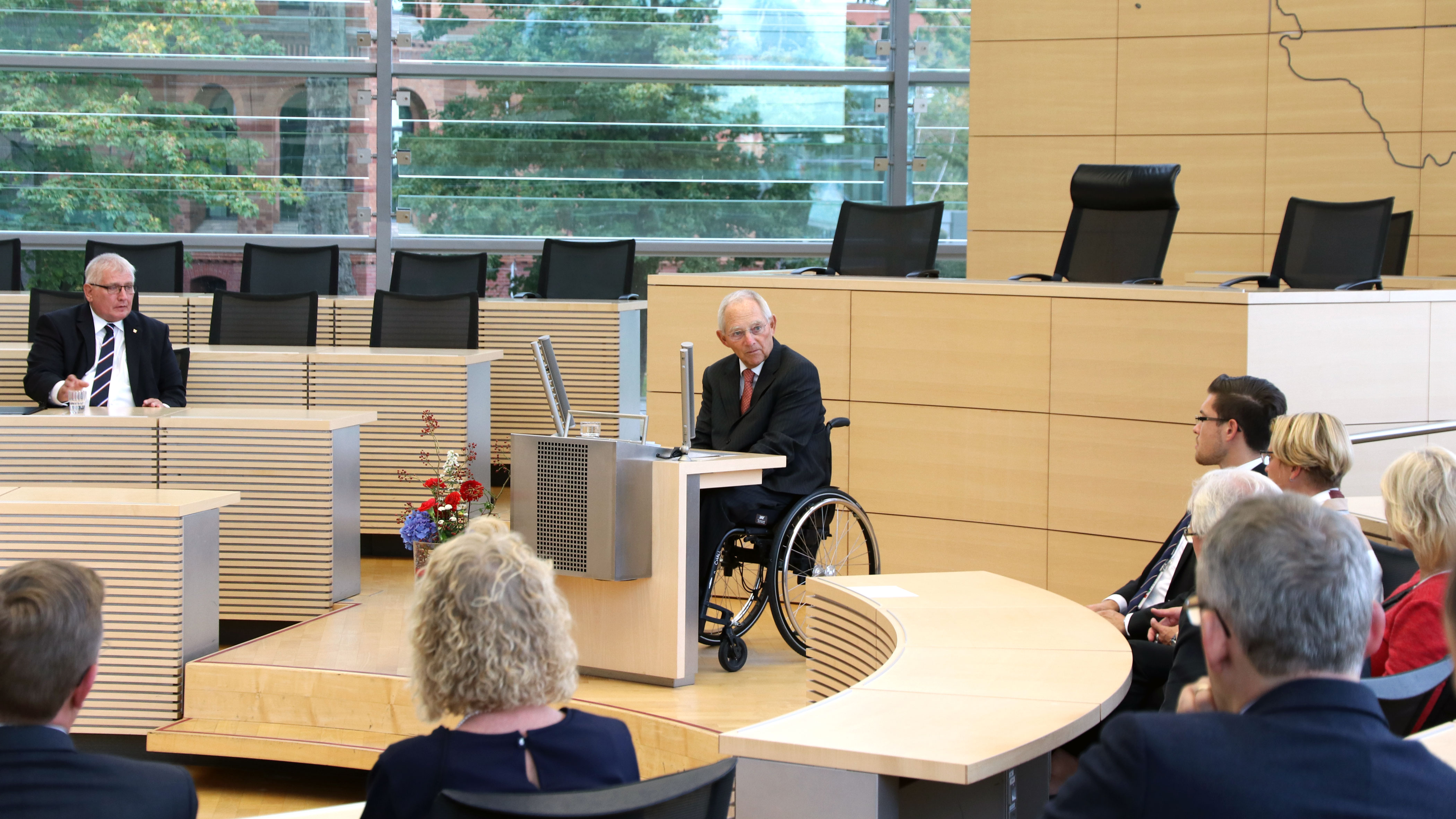 Bundestagspräsident Wolfgang Schäuble spricht im Plenarsaal  zu seinen Kollegen aus den Landesparlamenten.